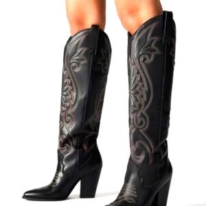 Steve Madden Black Boots with Intricate Gray Design